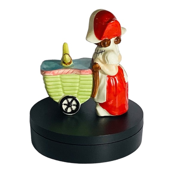 Napco Vintage Dutch Girl Ceramic Pushing Cart Japan 5" - Picture 6 of 7